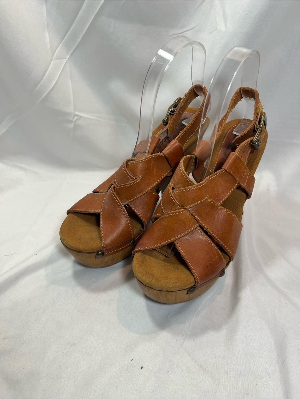 Sbicca Vintage Clooection Tan Brown Woven Leather Heeled Sandals